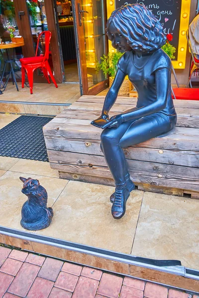 Odessa Ucrania Junio 2021 Escultura Una Joven Con Tableta Gatito — Foto de Stock