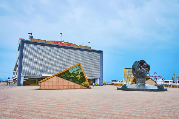 Odessa Ukraine June 2021 Facade Passenger Terminal Sculpture Golden Child — Stock Photo, Image