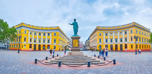 背景に歴史的な建物と デュック リシュリューへの青銅製の記念碑を持つプリモルスキー大通りのパノラマ オデッサ ウクライナ — ストック写真