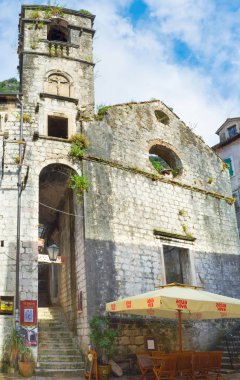 terk edilmiş kilisede