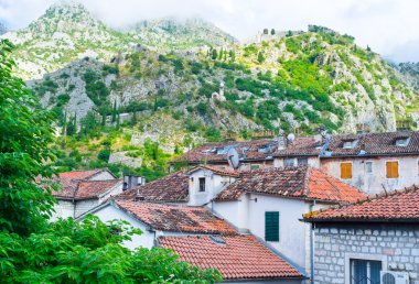 eski kotor içinde yürüyüş