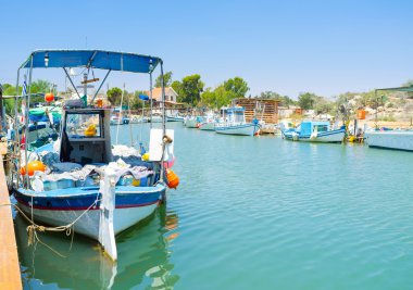 Nehri üzerinde tekne