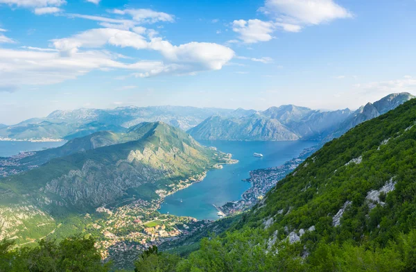 Le montagne nella foschia — Foto Stock