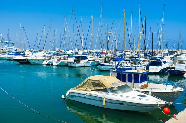 Die weißen Yachten — Stockfoto