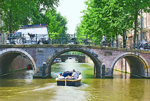 De reis onder de bruggen — Stockfoto