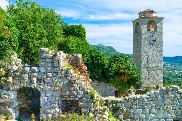 Turm inmitten der Ruinen — Stockfoto