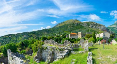 Kalıntılar arasında dağlar