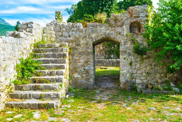 Spaziergang durch die Ruinen — Stockfoto