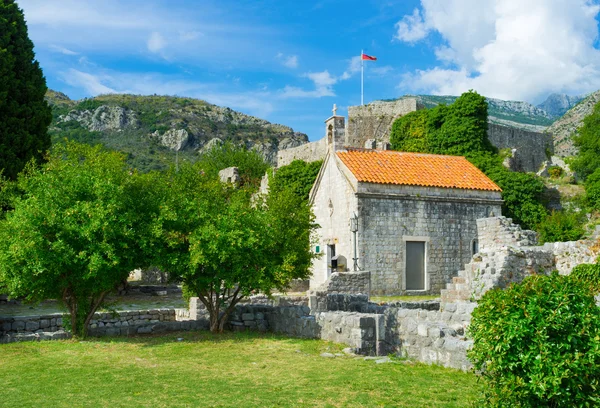 Kyrkan i fästning — Stockfoto