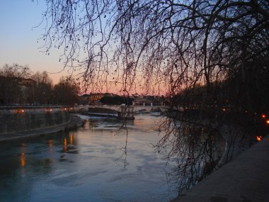 Günbatımı Tiber Nehri üzerinde