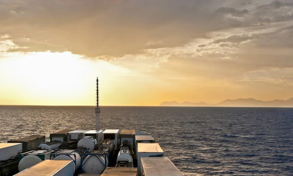 Zonsopgang op het vrachtschip — Stockfoto