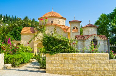 Kilisenin güller arasında