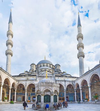 Camiye gidiyor