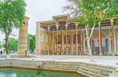 Havuz kenarında Camii