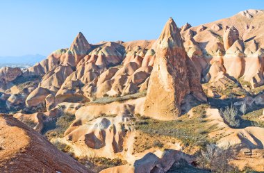 kayaların arasında