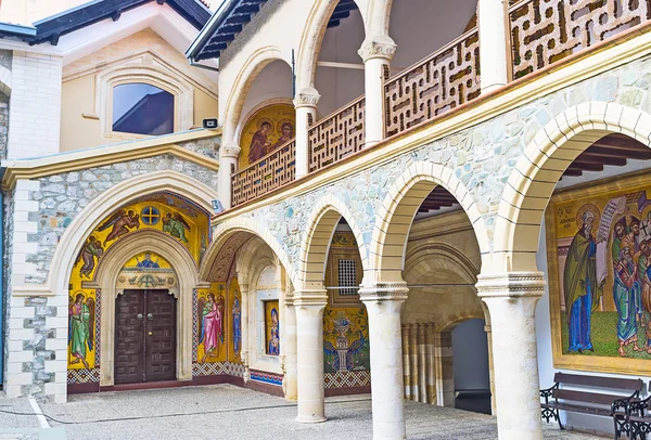 Kilise girişinde