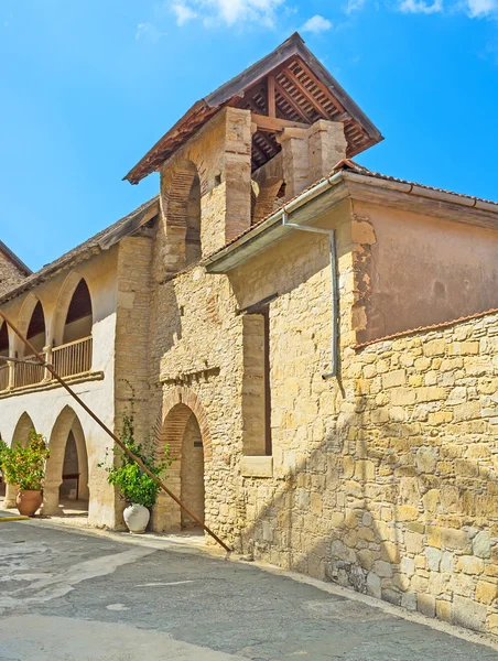 manastırın bahçesinde