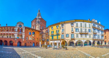 Ortaçağ Piazza della Vittorio binalarının panoramik manzarası arka planda yüksek katedral kubbesi, Pavia, İtalya