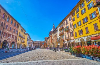 PAVIA, ITALY - 9 Nisan 2022: Piazza della Vittorio, güzel ortaçağ konakları ve sarayları ile bilinen Piazza Grande, 9 Nisan 'da İtalya' nın Pavia kentinde