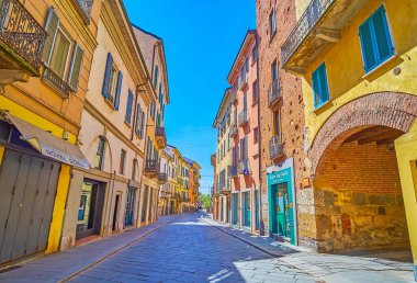 Strada Nuova, 9 Nisan 2022 'de İtalya' nın Pavia kentinde, manzaralı ortaçağ malikaneleri olan eski bir şehrin göbeğinde yer alan modern bir sokaktır.