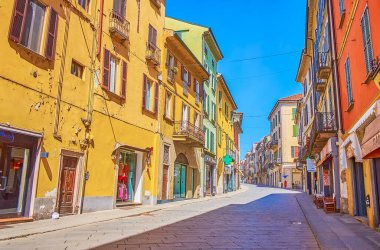 PAVIA, ITALY - 9 Nisan 2022: Strada Nuova sokağı, zemin kattaki popüler butiklerle dolu çok sayıda tarihi eve sahiptir.