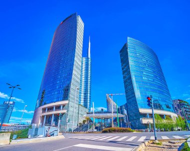 MILAN, ITALY - 9 Nisan 2022: Piazza Gae Aulenti, 9 Nisan 'da İtalya' nın Milano kentinde yer alan modern bir mahalle.