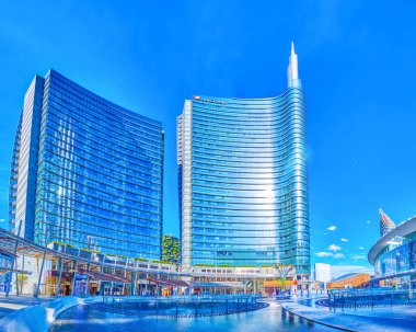 MILAN, ITALY - 9 Nisan 2022: Kuleli Unicredit Kulesi 9 Nisan 'da İtalya' nın Milano kentinde bulunan Piazza Gae Aulenti 'nin en önemli gökdelenidir.