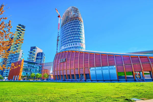 MILAN, ITALY - 9 Nisan 2022: Piazza Gae Aulenti 'deki modern binalar, 9 Nisan' da Milano, İtalya