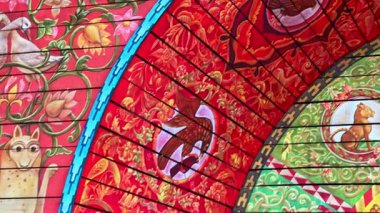 KYIV, UKRAINE - 31 Ekim 2025: Ahşap kemer Sembolik Sinagog, Babyn Yar Anıt Parkı 'nda zengin çiçek süsleri, hayvanlar ve kuşlar, Kyiv, Ukrayna