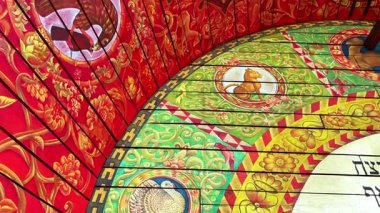 KYIV, UKRAINE - 31 Ekim 2025: Babyn Yar 'daki sembolik sinagogun güzel dekoratif unsurları, ahşap, Kyiv, Ukrayna