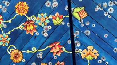 KYIV, UKRAINE - 31 Ekim 2025: Babil Yar Anıt Parkı, Kyiv, Ukrayna 'da süslenmiş çiçek süslemeleri, sembolik Sinagog ile süslenmiş parlak mavi dönen tavan manzarası