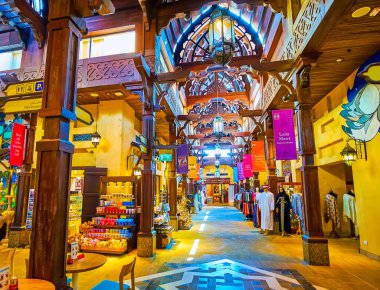 DUBAI, BAE - 4 Mart 2020: 4 Mart 'ta Dubai' de Souk Madinat Jumeirah pazarını manzaralı ara sokaklarla keşfedin, ilginç tezgahlarla dolu, geleneksel Arap malları ve el sanatları sunan,