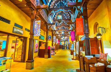 DUBAI, BAE - 4 Mart 2020 'de Dubai' deki Souk Madinat Jumeirah pazarında oyulmuş ahşap kasa ve sütunlar