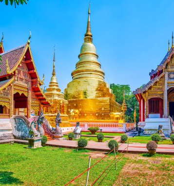 Altın Phra ile Wat Phra Singh tapınağı kompleksi Luang chedi ve Viharn Lai Kham pavyonu gable çatı, ince oyulmuş ve boyanmış ayrıntılar, Chiang Mai, Tayland