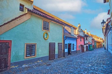 PRAG, CZECHIA - 8 Mart 2022 Altın Lane, Hradcany, Prag, Çek Cumhuriyeti boyunca uzanan renkli duvarları olan küçük evler