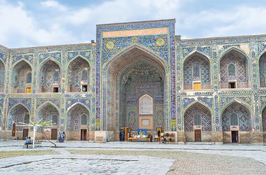 Medrese içinde yürüyüş