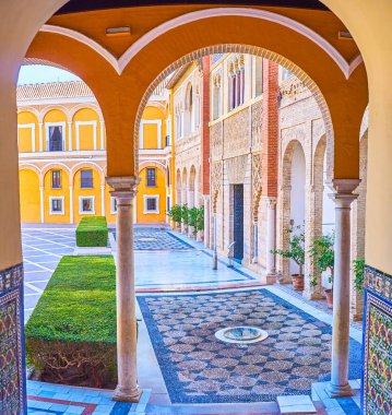 SEVILLE, SPAIN - 1 Ekim 2019: 1 Ekim 'de İspanya' nın Seville kentindeki Royal Alcazar Palace kompleksinin Patio de la Monteria 'daki oyun salonlarından manzara