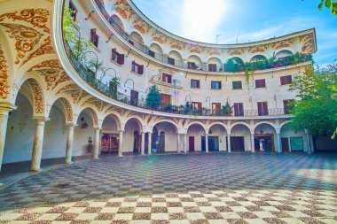 Cabildo Meydanı, Sevilla 'da duvarlarında freskler olan yarı dairesel kemerli binalar nedeniyle en şaşırtıcı yerlerden biri.
