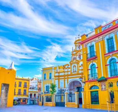 Macarena Meydanı 'nın Macarena Bazilikası ve çevresindeki manzaralı tarihi evler Seville, İspanya