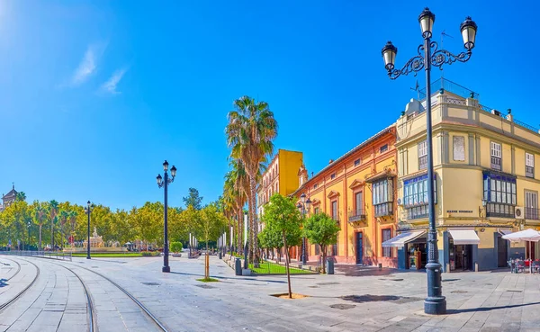 Sevilla, İspanya 'da ortaçağ binaları olan güneşli Anayasa Bulvarı