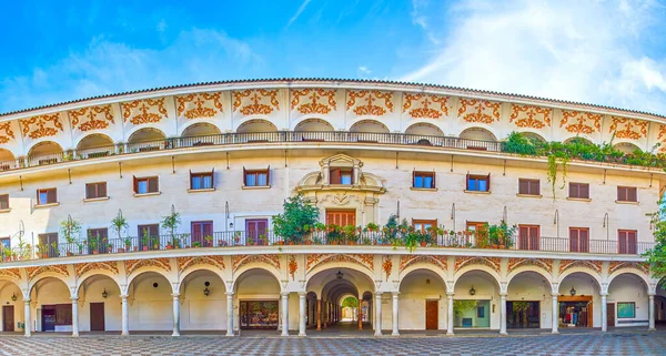 Plaza del Cabildo, cephenin desenli dekorasyonlu atari salonlarıyla muhteşem bir yapıya sahip.