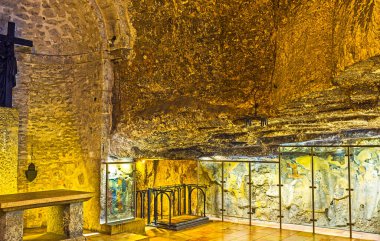 Kudüs, İsrail - 16 Şubat 2016: Haç Bulma Şapeli, St Helena Şapeli'ne bağlıdır ve 16 Şubat'ta Kudüs'teki Kutsal Sepulchre Kilisesi'nin en alt seviyesidir..