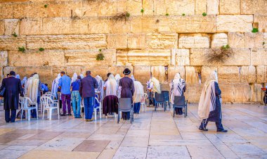 JERUSALEM, ISRAEL - 16 Şubat 2016: Kotel Plaza veya Batı Duvarında Hasidik Tapanlar, 16 Şubat 'ta Kudüs' te.