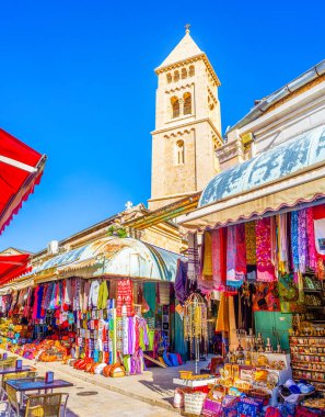 Jerusalem, İsrail - 16 Şubat 2016: Lutheran Kirche beyaz taş belfry 16 Şubat Kudüs'te Aftimos Suq tezgahları üzerinde yükselir.