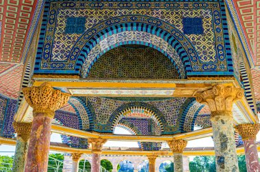 Zincirin Kubbesi renkli taşın sütunlarıyla süslenmiş. Kabartma harflerle, karolardaki İslami desenlerle ve tavandaki resimlerle, Kudüs, İsrail