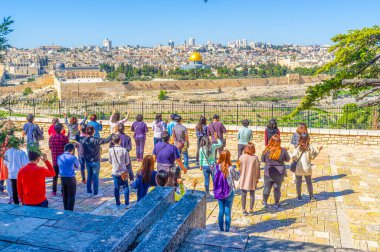 JERUSALEM, ISRAEL - 16 Şubat 2016: Kudüs 'te eski Kudüs' e bakarak Zeytin Dağı 'nda Tanrıbüyüsü söyleyen duacılar grubu