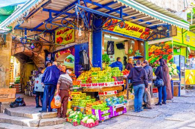 JERUSALEM, ISRAEL - 16 Şubat 2016: Çarşı Han El-Zeit 'in pazar tezgahları 16 Şubat' ta Kudüs 'te güzel taze meyve ve sebzeler sunuyor.