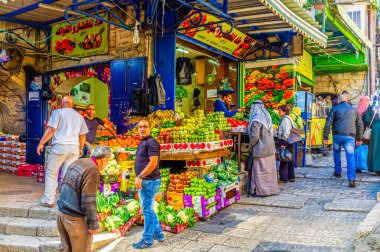 Kudüs, İsrail - 16 Şubat 2016: Surlarla çevrili şehirde taze meyve satın almanın ve doğu ticaret geleneklerinin tadını çıkarmanın en iyi yolu 16 Şubat'ta Kudüs'teki Şam Kapısı'ndaki Arap çarşısını ziyaret etmektir..