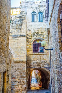 Kudüs, İsrail 'deki Yahudi Mahallesi' nin labirentinde evin içinden geçen dar geçit.