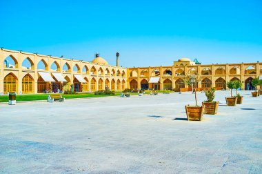 Ortaçağ İmam Ali (Atiq, Kohneh) Meydanı 'nın mimari topluluğu, kapalı çarşılarla çevrili ve saksı ve çiçek tarlalarıyla süslenmiş, İsfahan, İran